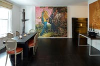 Salle à manger éclectique avec de grandes peintures modernes