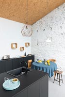 Cuisine-salle à manger moderne avec petite table à manger