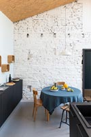 Table ronde en cuisine-salle à manger de campagne moderne