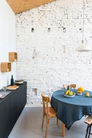 Salle à manger moderne avec mur de briques peintes