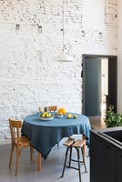 Petite table à manger ronde en cuisine-salle à manger de campagne moderne
