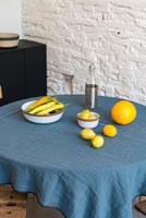 Fruits sur petite table à manger circulaire