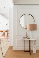 Lampe de table console en marbre et miroir dans le couloir