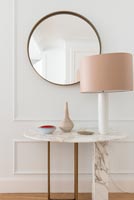 Table console en marbre avec lampe et miroir dans le couloir