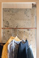 Vêtements suspendus dans une armoire moderne