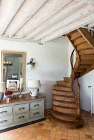 Escalier en colimaçon en bois dans maison de campagne