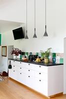 Armoire de cuisine moderne en noir et blanc avec crédence carrelée colorée