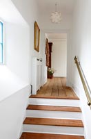 Escalier blanc et bois menant au palier