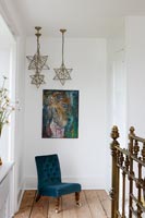 Lampes suspendues en forme d'étoile et chaise dans la chambre
