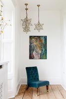 Lampes suspendues en forme d'étoile et chaise dans la chambre