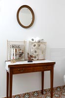 Table console et miroir dans la salle de bain classique