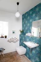 Mur carrelé coloré dans la salle de bain moderne