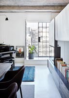 Petit piano à queue dans un appartement moderne décloisonné