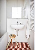 Lavabo dans salle de bain moderne avec tabouret en bois