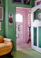 Murs peints de couleurs vives dans le salon avec vue sur le couloir