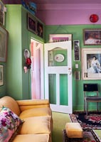 Salon peint de couleurs vives avec porte intérieure vitrée