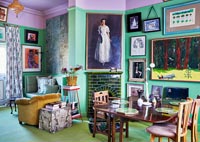 Salon peint de couleurs vives