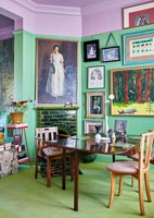 Salle à manger colorée avec cheminée en faïence verte