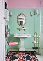Salle de bain classique avec mur carrelé vert et détails d'époque