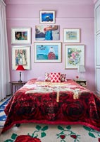 Chambre classique colorée avec affichage de peintures encadrées
