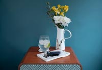 Table de chevet avec boisson et vase