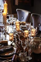 Bougeoirs en verre décoratif sur la table à manger à Noël