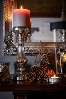 Décorations de Noël et bougie allumée sur la cheminée