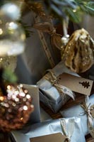 Gros plan des cadeaux sous le sapin de Noël et les décorations