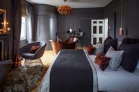 Chambre moderne avec murs peints sombres et baignoire îlot