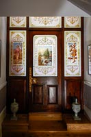 Vitrail orné de porte en bois classique et fenêtres environnantes
