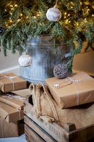 Gros plan sur les cadeaux de Noël sous l'arbre
