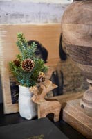 Décorations de Noël - petit renne en bois et pomme de pin