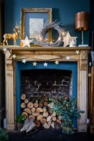 Cheminée en bois décorée pour Noël