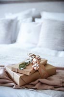 Cadeaux emballés dans du papier brun avec des clochettes décoratives