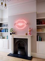 Lèvres au néon rose - oeuvre au-dessus de la cheminée