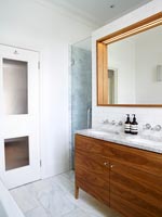 Unité d'évier double moderne dans la salle de bain