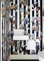 Papier peint coloré sur mur caractéristique dans la salle de bain moderne
