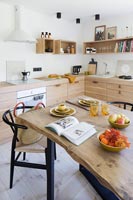 Table en bois dans la cuisine