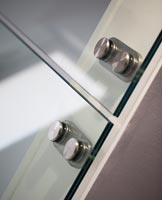 Détail des boutons chromés sur les portes des armoires en verre