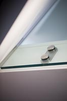 Détail des boutons chromés sur les portes des armoires en verre