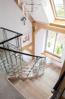 Voir l'escalier moderne avec poutres apparentes