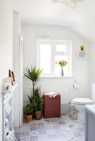 Salle de bain moderne avec des carreaux de sol à motifs et des plantes d'intérieur