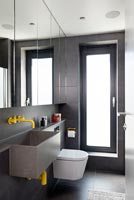 Salle de bain contemporaine gris foncé avec robinets et tuyauterie jaune vif