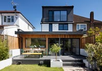 Terrasse surélevée et mobilier de jardin moderne