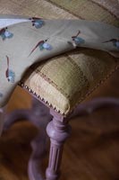 Chaise classique peinte avec serviette