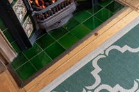 Détail de cheminée avec tapis et parquet