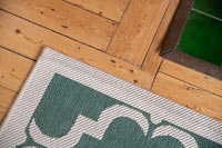 Détail de tapis sur plancher en bois