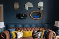 canapé winchester en cuir avec mur miroir