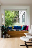 Siège de fenêtre intégré avec coussins colorés