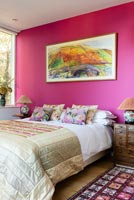 Mur caractéristique rose vif et peinture colorée dans une chambre moderne